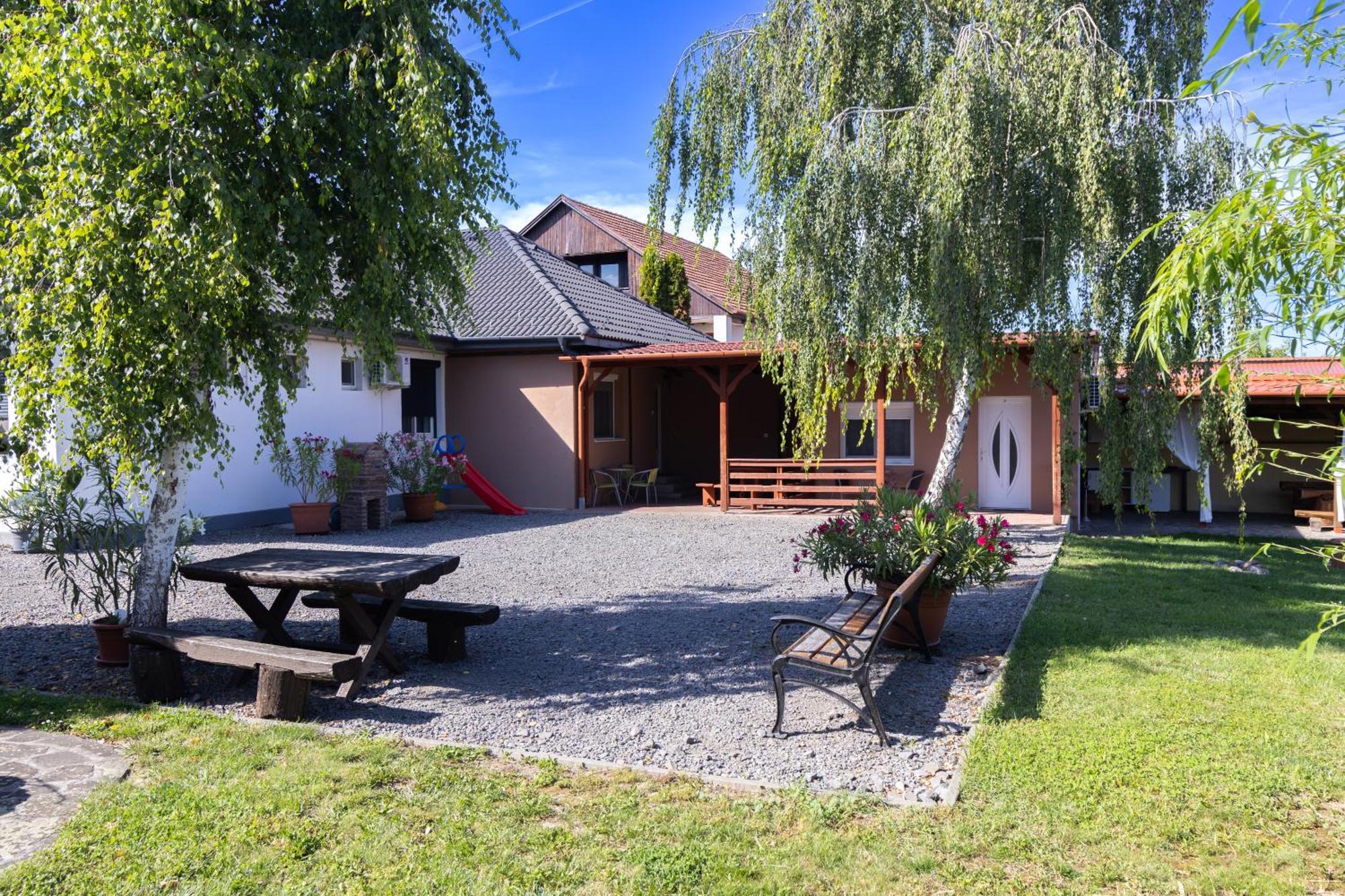 Kincso Vendeghaz Apartment Sarospatak Bagian luar foto