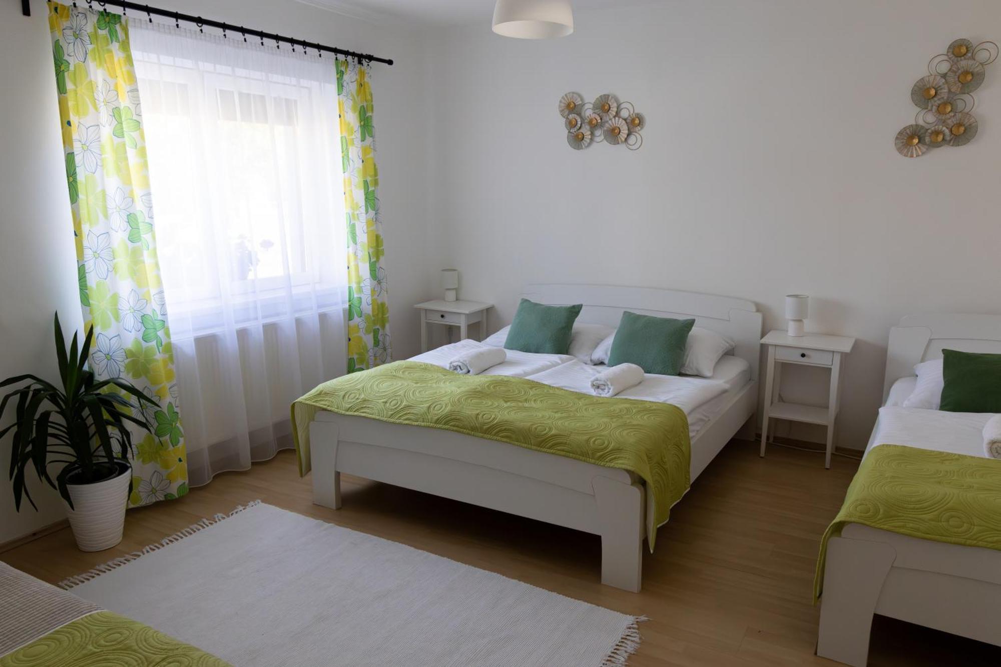 Kincso Vendeghaz Apartment Sarospatak Bagian luar foto