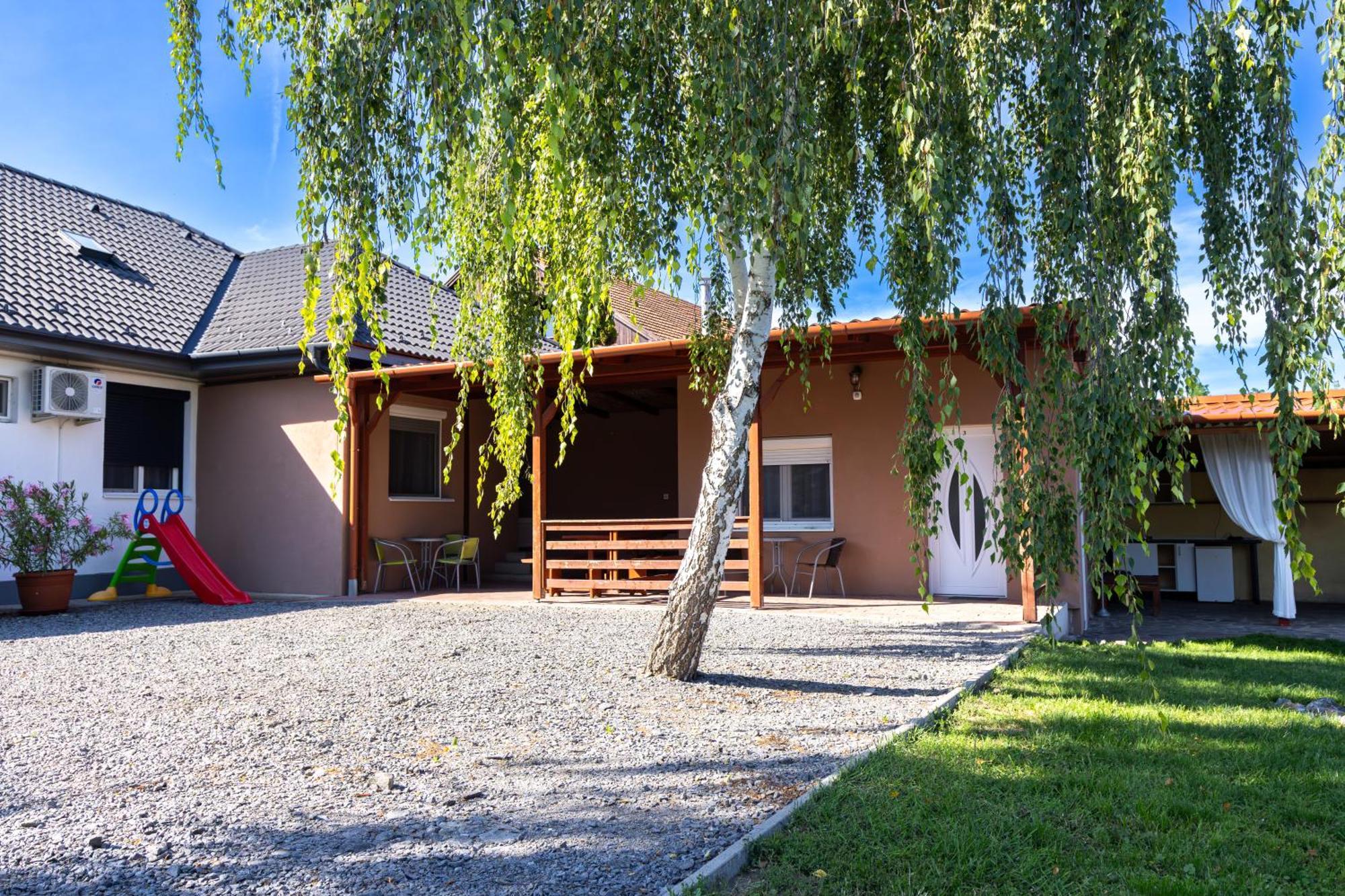 Kincso Vendeghaz Apartment Sarospatak Bagian luar foto