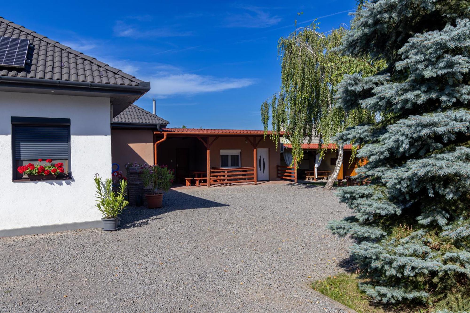Kincso Vendeghaz Apartment Sarospatak Bagian luar foto